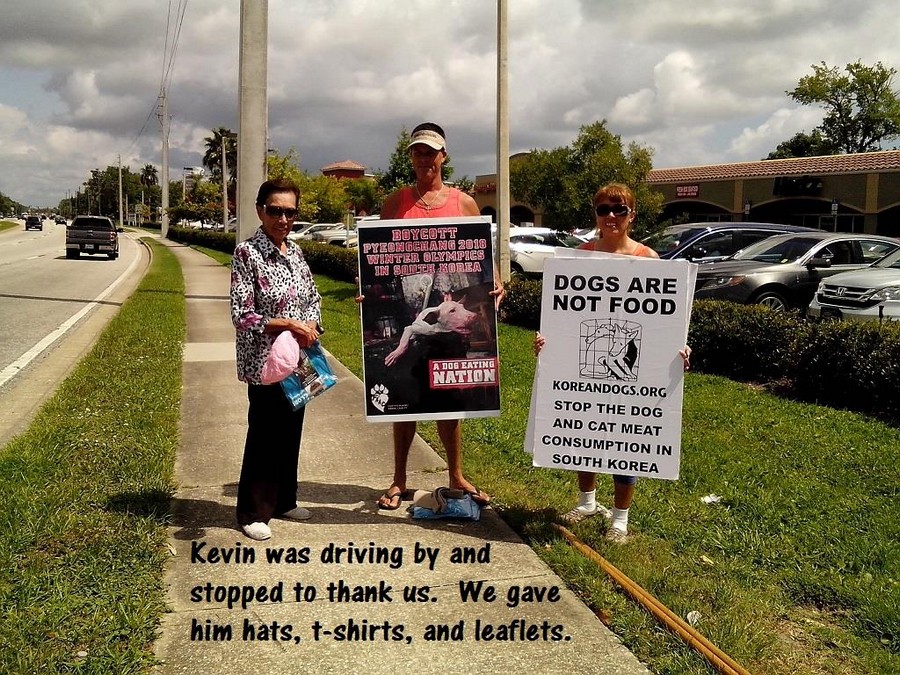Kevin waved to us from his car and then drove into the parking lot. Kevin gave us a lot of praise and encouragement. We gave him three KoreanDogs t-shirts, three KD hats, and 50 leaflets to distribute. Thanks, Kevin. We need more people like you.